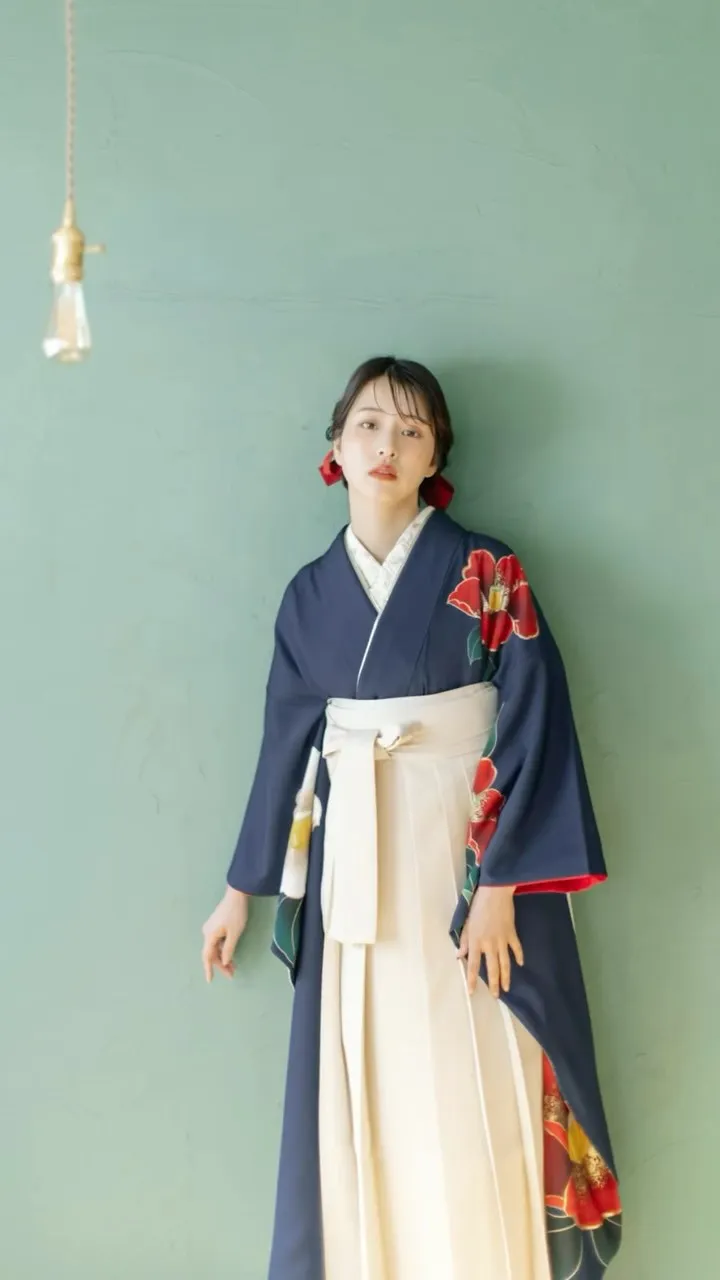 紺に咲く、赤い椿。
